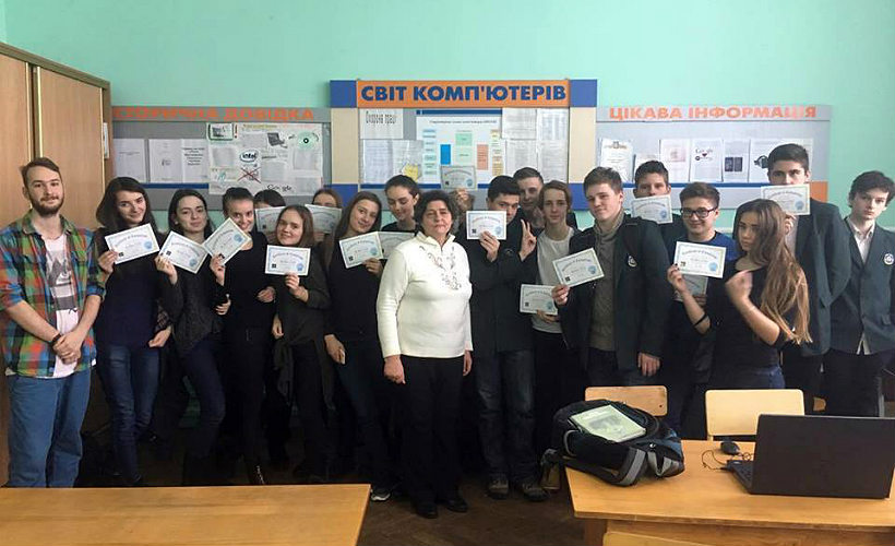 Дима Малеев парит свои курсы под прикрытием тега #годинакоду.